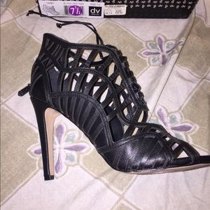 Like New in box Black leather Dolce Vita 4”